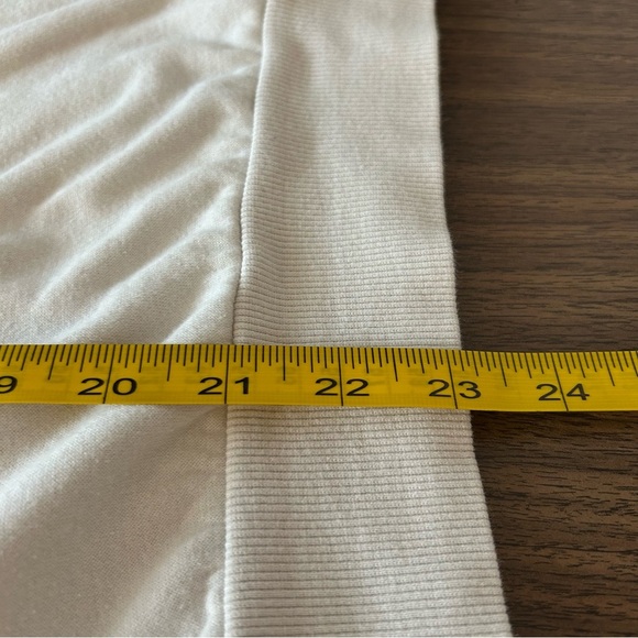 H&M Cream Crewneck Sweater with Red 'HAPPY' Print Size S - Picture 10 of 10